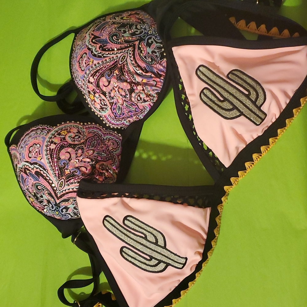 Medium bikini top lot